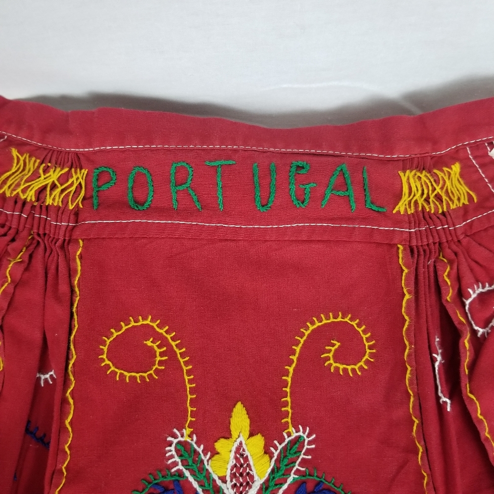 Embroidered Portugal apron - Picture 2 of 6